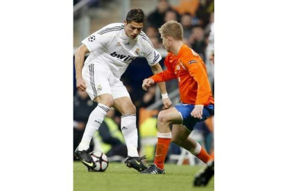 Cristiano Ronaldo controla un balón ante un defensor suizo.