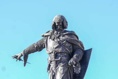 Imagen de la estatua erigida en León en honor a Guzmán el Bueno.  MIGUEL F. B