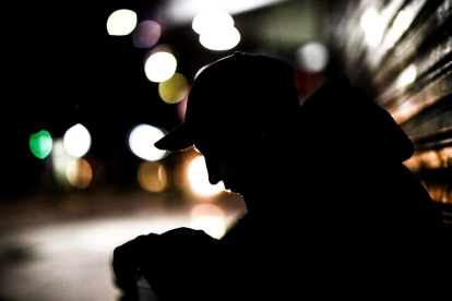 Una persona sin hogar pasa las horas en la calle. JUAN IGNACIO RONCORONI