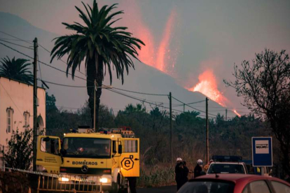 Efectivos del operativo de emergencias vigilan el volcán y la calidad del aire tras la aparición de dos nuevas ocas que expulsan lava líquida. MIGUEL CALERO