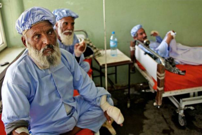 Tres de las 11 personas a las que cortaron el dedo por votar en las elecciones presidenciales de Afganistán.