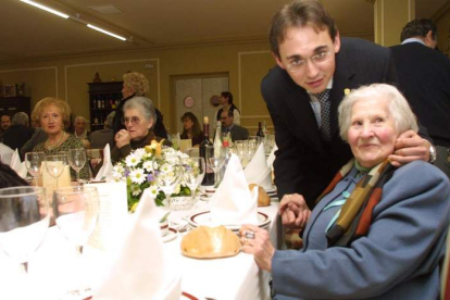 Manuela López, en 2003, junto a Sergio Santín, alcalde de Cacabelos, cuando fue nombrada hija predilecta de la localidad. ANA F. BARREDO