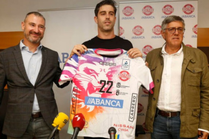 Juan Castro posa con la nueva camiseta del Abanca Ademar. FERNANDO OTERO