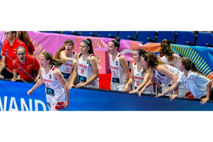 La jugadora leonesa Alicia Flórez Getino celebra al lado del banquillo una jugada de acierto de España en la final frente a Estados Unidos. FEB