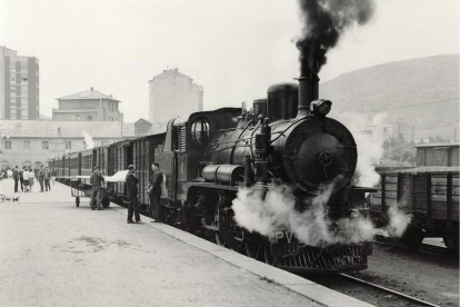 La locomotora 31 del tren minero, en la estación e la MSP de Ponferrada, hace medio siglo. COL. MARSHALL