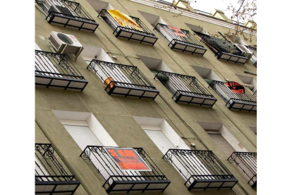 Un bloque con varios pisos en venta en el centro de Madrid, en una imagen de archivo. JAVIER LIZÓN