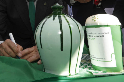 Voluntarias en una mesa petitoria ayer. FERNANDO OTERO