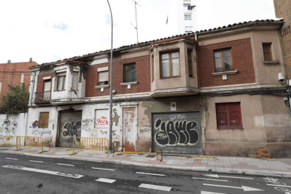 Ciudadanos advierte del riesgo de derrumbe de unas viviendas en La Palomera. MARCIANO PÉREZ