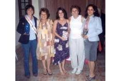 Galy Martín -a la izquierda-, y las damas de honor, con las responsables de la Colonia Leonesa