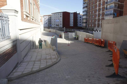 Los escolares han vuelto a usar la rampa del patio, que se empezó a reformar a final de curso.