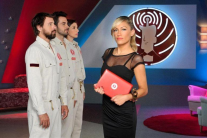 La presentadora de 'Tú, yo y mi avatar', Luján Argüelles, junto a tres avatares del programa de Cuatro.