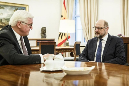 El  presidente de Alemania, Frank-Walter Steinmeier, y el líder del SPD, Martin Schulz, reunidos en el palacio Bellevue de Berlín.