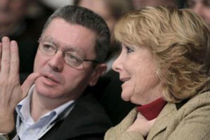 El alcalde de Madrid, Alberto Ruiz-Gallardón, y la presidenta de la Comunidad de Madrid.