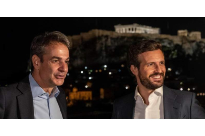 El primer ministro heleno, Kyriakos Mitsotakis, junto al presidente del Partido Popular, Pablo Casado. TAREAK