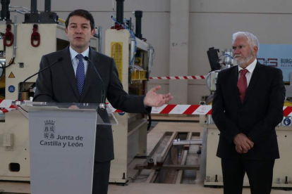 Alfonso Fernández Mañueco y Macario Fernández ayer, en la factoría de Latem en Zamora. EFE