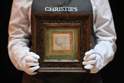 Una empleada de Christie’s sostiene el dibujo de Da Vinci. ANDY RAIN