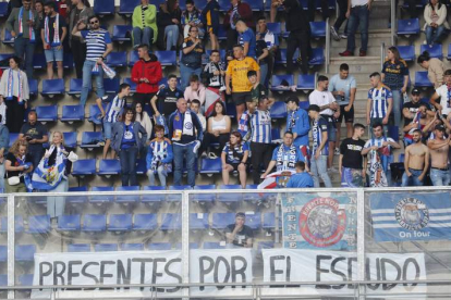 Ojeda y Yuri muestran la imagen de la desesperación que fue perder un choque que iba 0-2 al descanso y que deja a la Deportiva a un paso de consumar el descenso. DE LA MATA