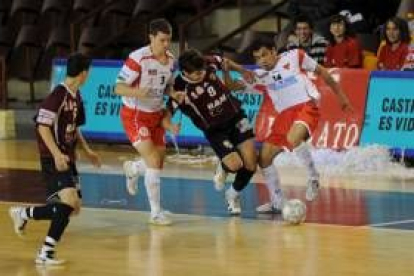 Álvaro (c), trata de irse de un jugador del Zamora en la última comparecencia del equipo leonés en e