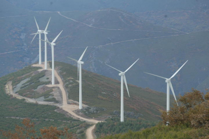Imagen de un parque eólico levantado en la zona del Bierzo. L. DE LA MATA