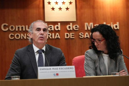El consejero de Sanidad de la Comunidad de Madrid junto a la directora general que dimitió ayer. EFE