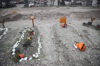 Imagen de las tumbas de los migrantes ahogados. MOHAMED BADRA