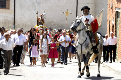 El apóstol Santiago, a lomos de su caballo blanco, volverá a encabezar la procesión el día grande de las fiestas. MARCIANO PÉREZ