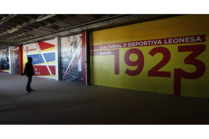 Las zonas interiores del estadio Reino de León presentan un aspecto impresionante, con alusiones al culturalismo y al nuevo propietario, Aspire.