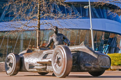 Juan Manuel Fangio ‘recibe’’ a los visitantes del Museo Mercedes-Benz en Stuttgart: tres toneladas de bronce que representan, con especial realismo, al cinco veces campeón mundial ‘entrando y saliendo’ del W 196 R ‘Flecha de Plata’ utilizado en las temporadas de 1954 y 1955. mb