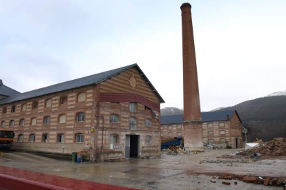 Los edificios de la fábrica de talco situados dentro de la villa de Boñar.