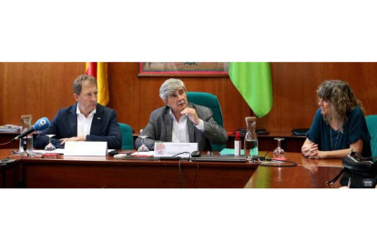 Tomás Castro, Juan Francisco García Marín y María Dolores Alonso-Cortés, durante la firma. DL