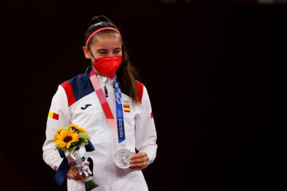 Adriana Cerezo en el podio tras ganar la medalla de plata, primera medalla de estos juegos para España. EFE/ Miguel Gutiérrez