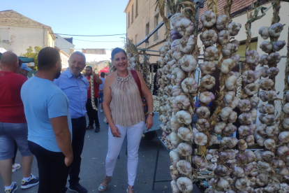 El director de la Ciuden y la pedánea de San Miguel, en la Feria del Ajo. ANA F. BARREDO