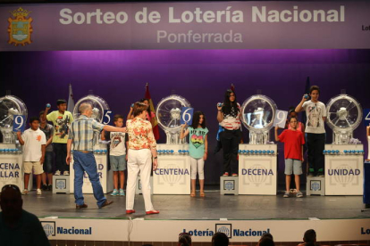 Imagen del ensayo general del sorteo celebrado ayer en el teatro Bergidum de Ponferrada.