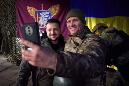 Volimídir Zelenski en el frente del Donbás con un soldado. PRESIDENTIAL PRESS