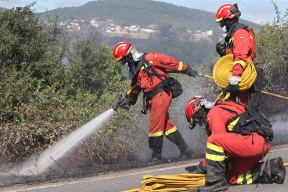 La UME, en un incendio entre Fabero y Bárcena en 2016. BARREDO