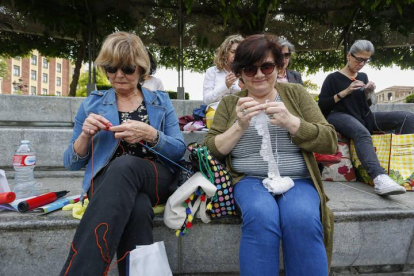 León celebra el Día Mundial de Tejer en Público con una 'quedada' de aficionados