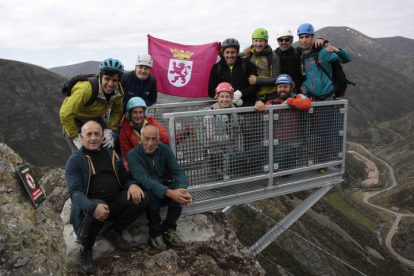 El grupo en el espectacular mirador. CAMPOS