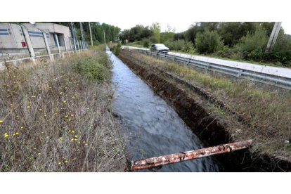 El Canal Bajo del Bierzo se ha quedado a todas luces obsoleto y desde la comarca se reclama con urgencia su modernización. L. DE LA MATA