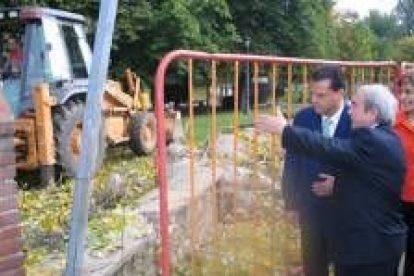El alcalde de León observa las obras que cambiarán la alineación de la valla del Parque de Quevedo