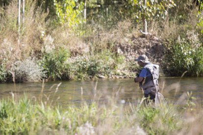 La temporada de pesca en los ríos no regulados finaliza el 31 de julio en la provincia. FERNANDO OTERO