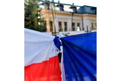 Las banderas de Polonia y la UE ayer, en Varsovia. RADEK PIETRUSZKA