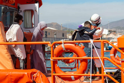 Imagen de algunos de los migrantes a su llegada al puerto. ALBA FEIXAS