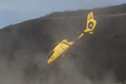 Un helicóptero contra incendios despega en la zona del incendio en abril de 2017. ANA F. BARREDO