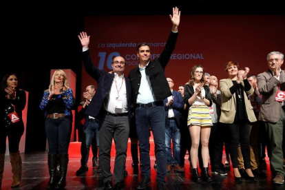 El secretario general del PSOE, Pedro Sánchez (d), y el reelegido líder de los socialistas aragoneses, Javier Lambán (i), durante la clausura del 16º Congreso Regional del partido en Aragón.