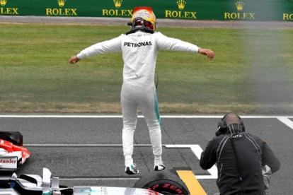 Lewis Hamilton celebra en casa, en Silverstone (Inglaterra), su 'pole' nº 67.