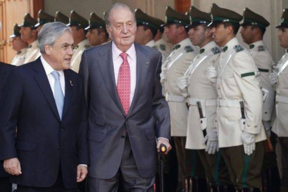 Juan Carlos I desfilando junto al presidente chileno Sebastián Piñera.