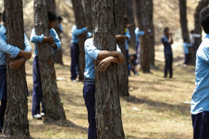 Niños y niñas de Katmandú se abrazan a los árboles en el Día Mundial del Medio Ambiente. NARENDRA SHRESTHA