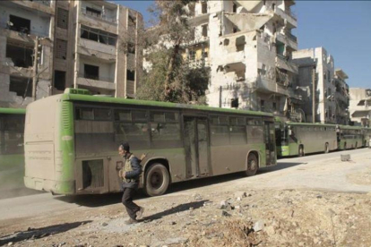 Autobuses que evacuan a civiles del este de la ciudad de Alepo el pasado 15 de diciembre.