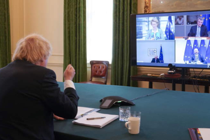 El primer ministro, Boris Johnson, en la conferencia con las autoridades de Bruselas. ANDREW PARSOS