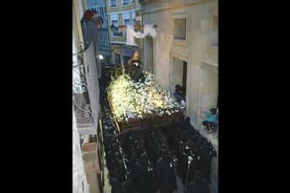 La procesión de la Virgen de la Amargura, a su paso por una de las estrechas calles del Barrio Húmedo.